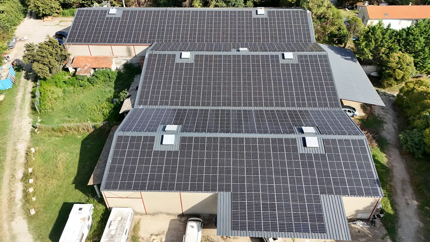 Rénover ou solariser une toiture vieillissante pour générer des revenus