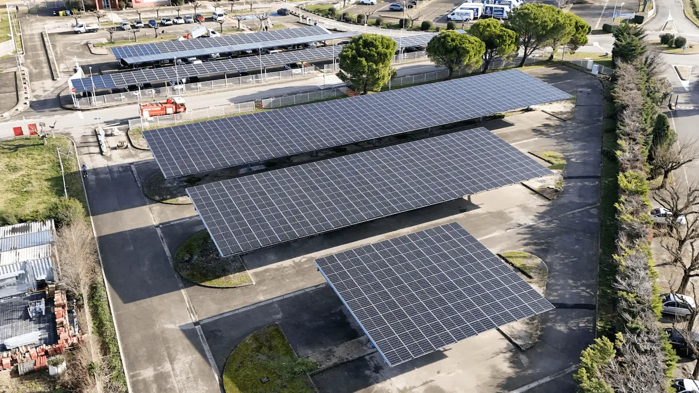 Construction d'ombrières solaires sur parking